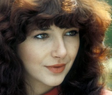 كيت بوش Kate Bush تتصدر بأغنية Run Up That Hill بعد 37 عاماً من إصدارها